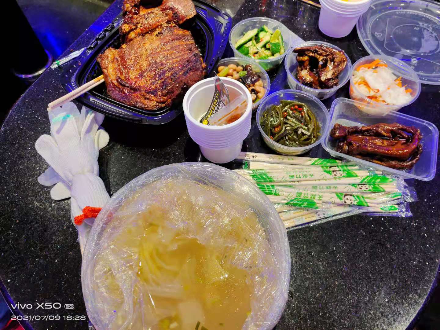 員工生日團(tuán)康聚餐唱歌